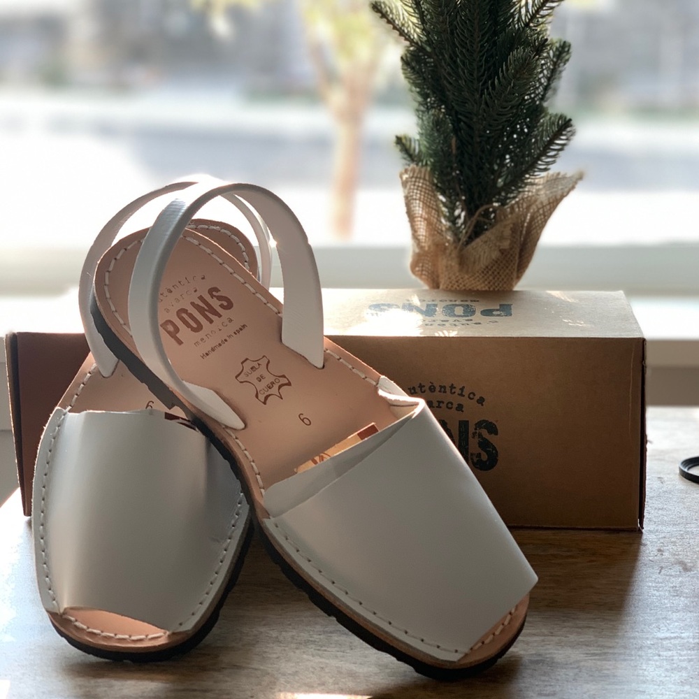 Women’s size 6 White Pons slip on peep toe shoe